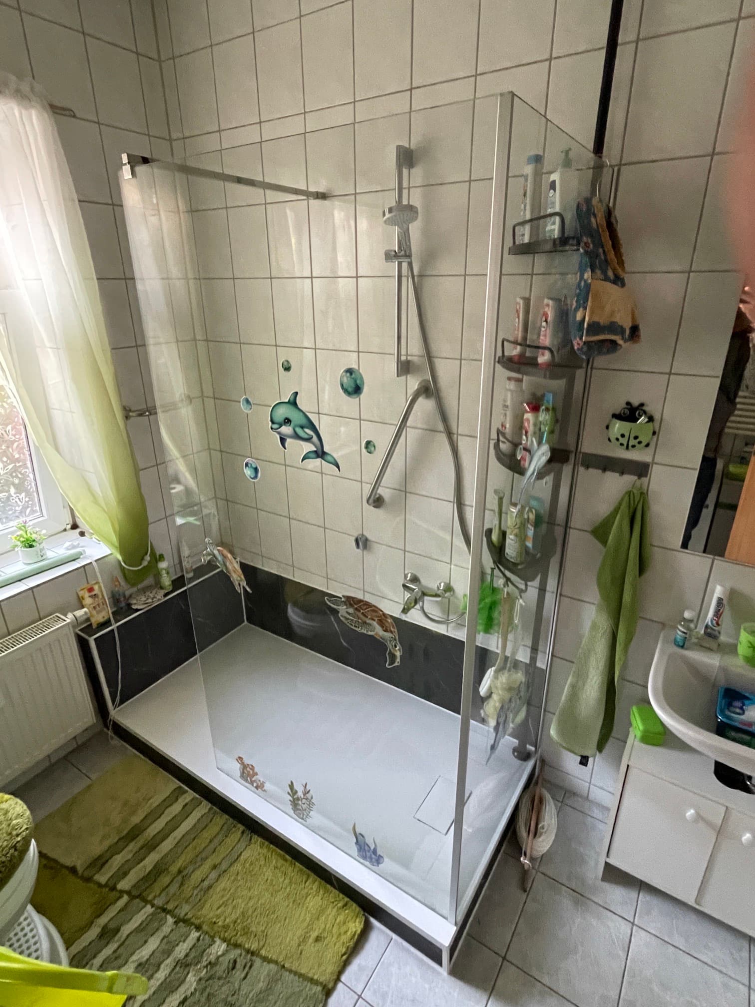 Bad mit leicht begehbarer Dusche und Haltegriffen an der Wand