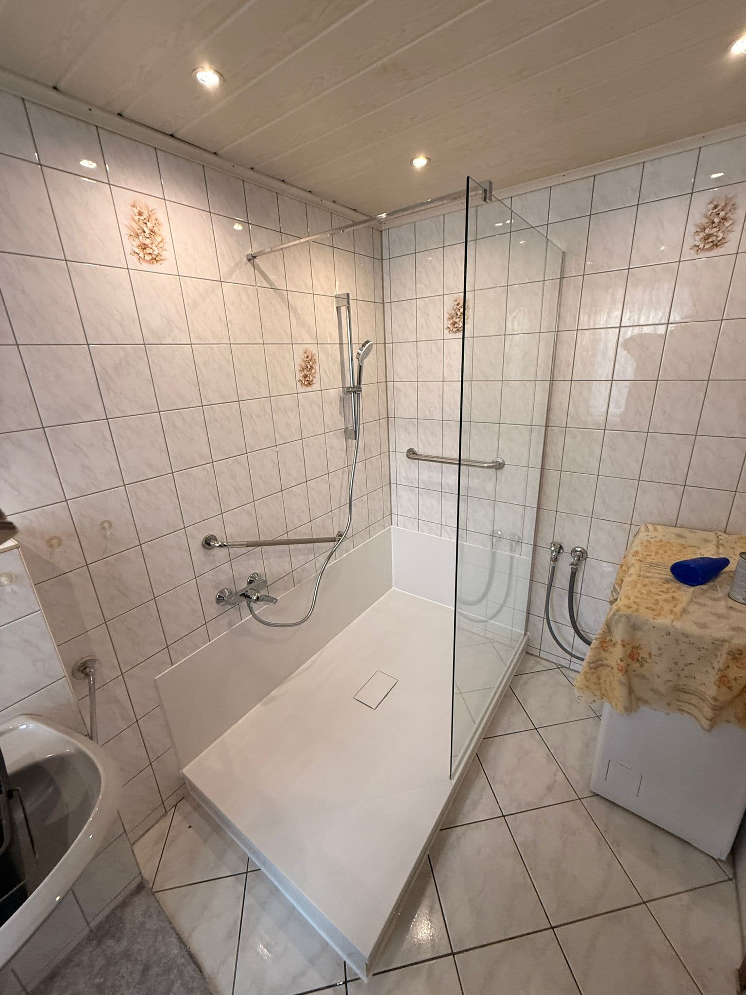 Barrierefreie Dusche mit Haltegriff und Duschsitz