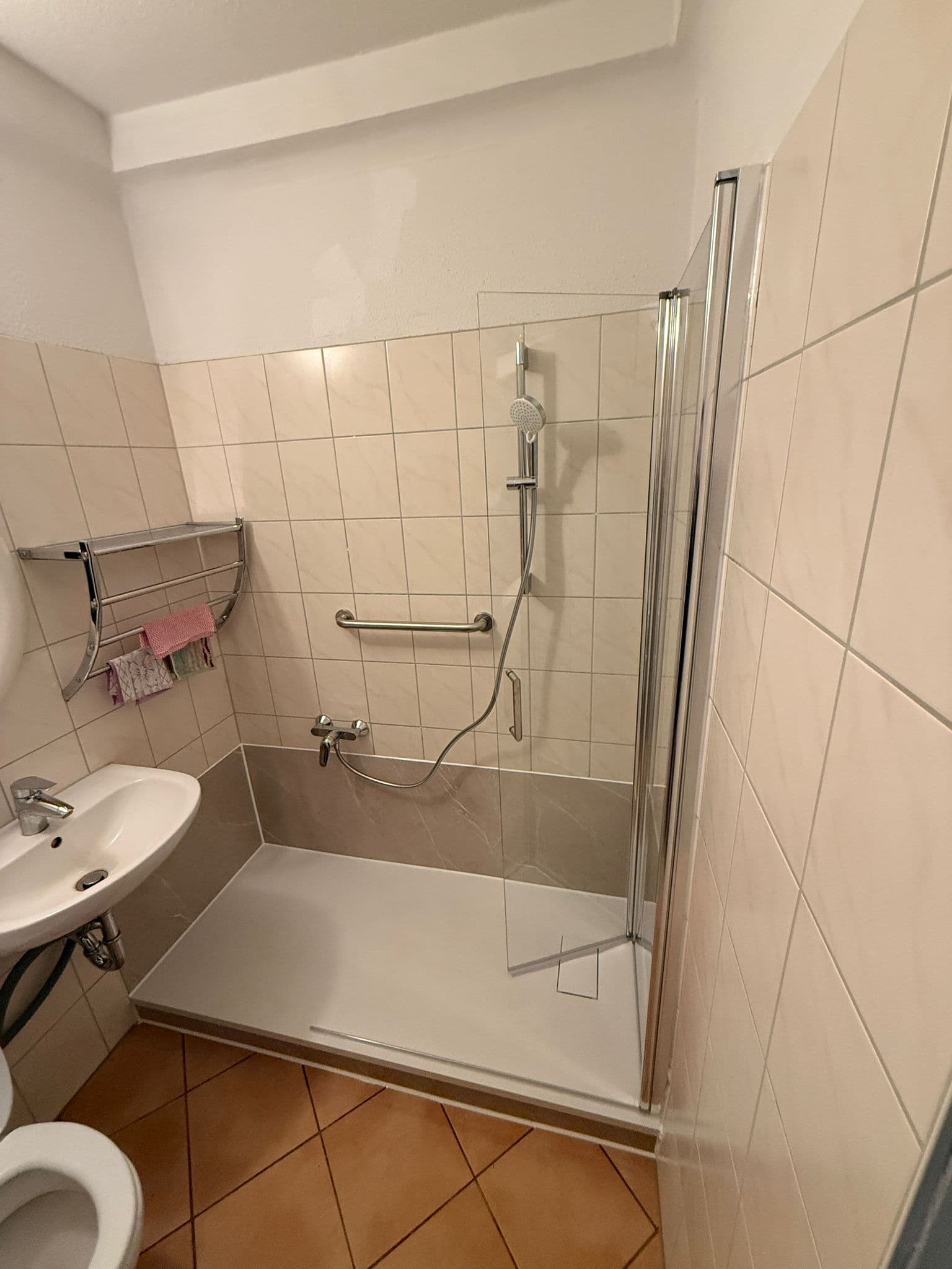 Komplett saniertes barrierefreies Badezimmer mit Duschabtrennung