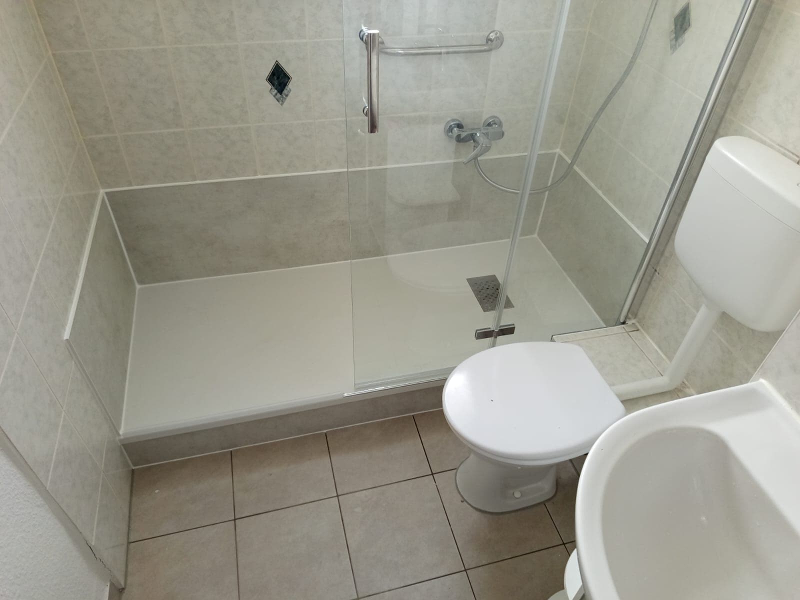 Barrierefreies Bad mit ebenerdiger Dusche und WC