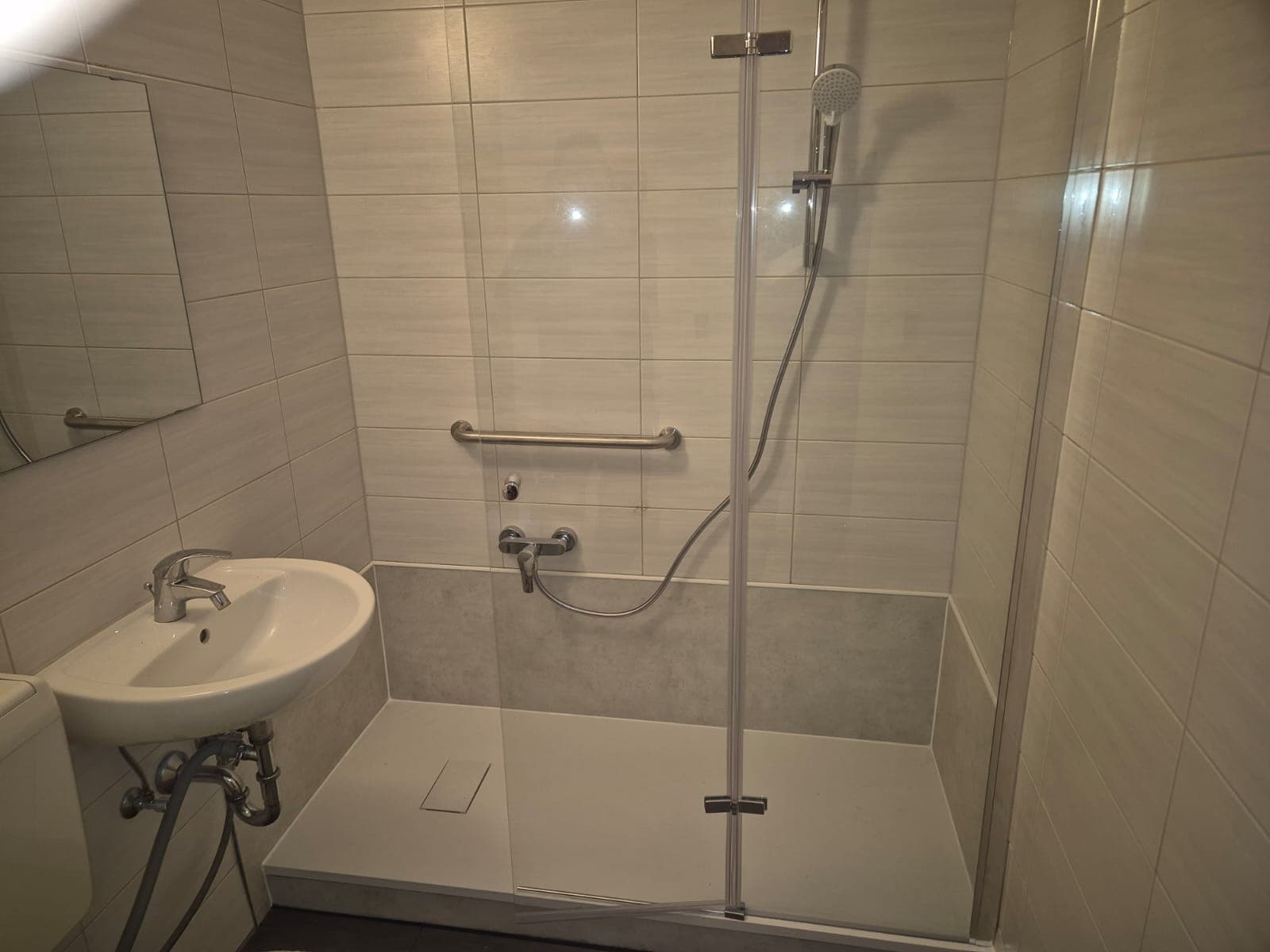 Barrierefreies Bad mit Waschtisch und leicht begehbarer Dusche von Freiraum Bäder
